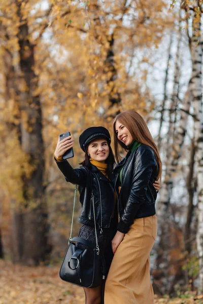 Zwei Gemütlich Lächelnde Junge Mädchen Spazieren Der Herbstlichen Parkstraße Und — Stockfoto