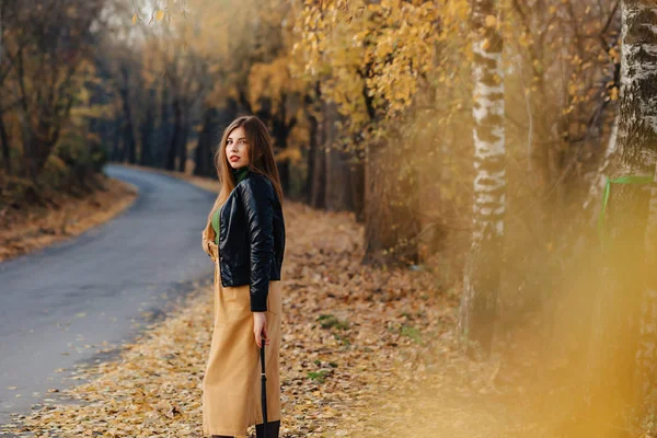 Уютная Стильная Молодая Девушка Гуляет Осеннем Красочном Парке Одна — стоковое фото