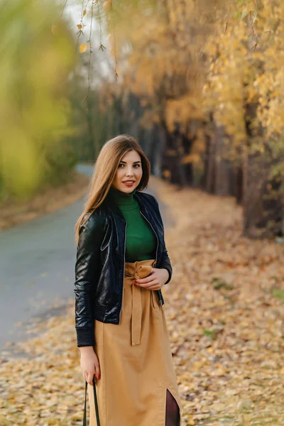 Aconchegante Elegante Jovem Caminhada Outono Colorido Parque Sozinho — Fotografia de Stock