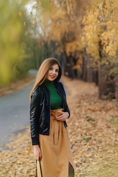 Aconchegante Elegante Jovem Caminhada Outono Colorido Parque Sozinho — Fotografia de Stock