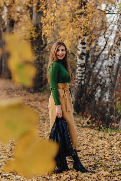 Gemütlich Stilvolle Junge Mädchen Spazieren Herbst Bunten Park Allein — Stockfoto