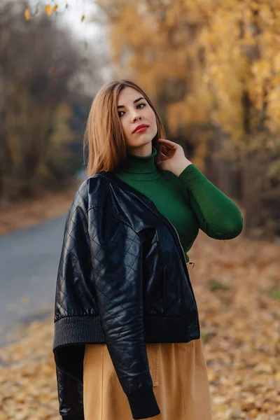 Aconchegante Elegante Jovem Caminhada Outono Colorido Parque Sozinho — Fotografia de Stock