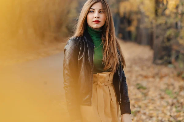 Gemütlich Stilvolle Junge Mädchen Spazieren Herbst Bunten Park Allein — Stockfoto