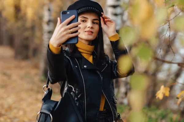 Gemütliche Stilvolle Junge Mädchen Spaziergang Herbst Bunten Park Allein Fotos — Stockfoto