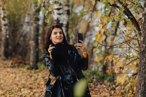 Gemütliche Stilvolle Junge Mädchen Spaziergang Herbst Bunten Park Allein Fotos — Stockfoto
