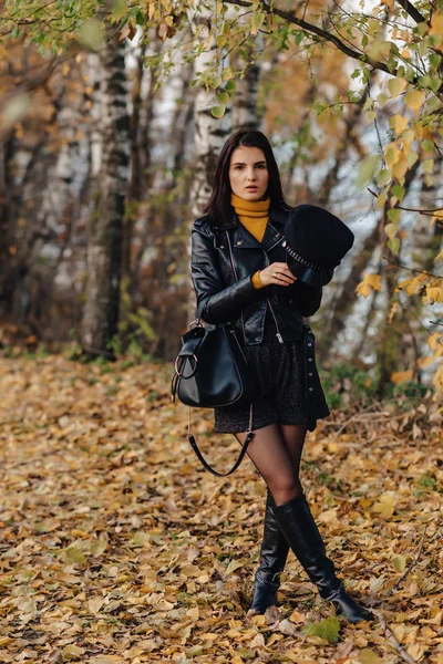 Aconchegante Elegante Jovem Caminhada Outono Colorido Parque Sozinho Fazer Fotos — Fotografia de Stock