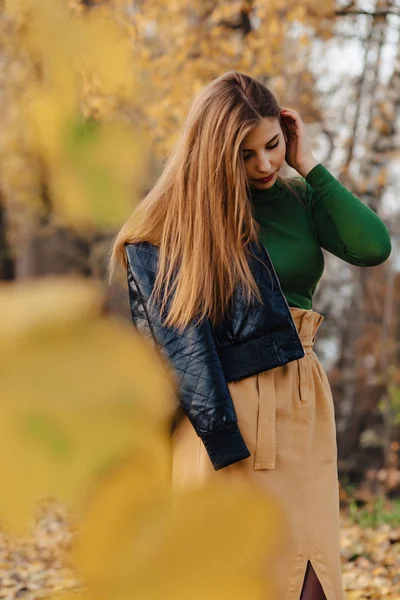 Gemütlich Stilvolle Junge Mädchen Spazieren Herbst Bunten Park Allein — Stockfoto