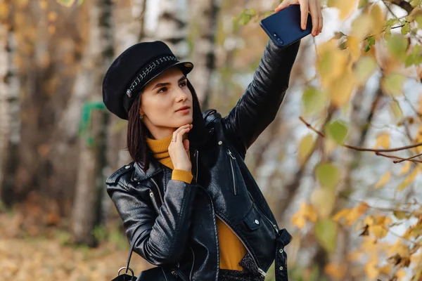 Gemütliche Stilvolle Junge Mädchen Spaziergang Herbst Bunten Park Allein Fotos — Stockfoto