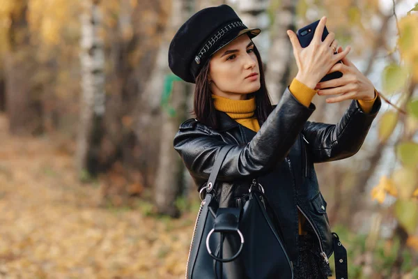 Gemütliche Stilvolle Junge Mädchen Spaziergang Herbst Bunten Park Allein Fotos — Stockfoto