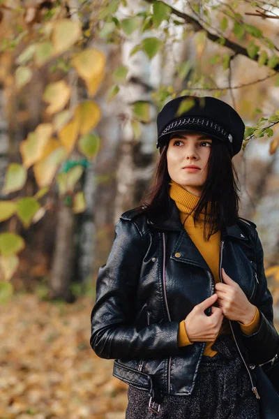 Aconchegante Elegante Jovem Caminhada Outono Colorido Parque Sozinho Fazer Fotos — Fotografia de Stock