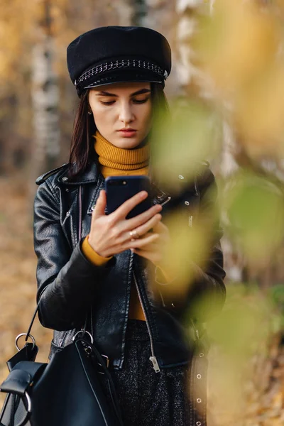 Gemütliche Stilvolle Junge Mädchen Spaziergang Herbst Bunten Park Allein Fotos — Stockfoto