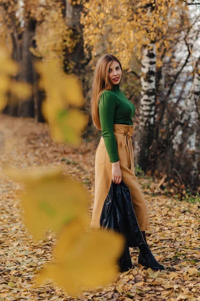 Cozy Stylish Young Girl Walk Autumn Colorful Park Alone — Stock Photo, Image