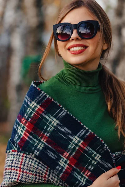 Aconchegante Elegante Jovem Caminhada Outono Colorido Parque Óculos Sol Sozinho — Fotografia de Stock