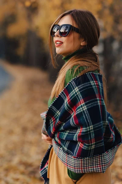 Gemütlich Stylisches Junges Mädchen Spaziert Allein Mit Sonnenbrille Durch Den — Stockfoto