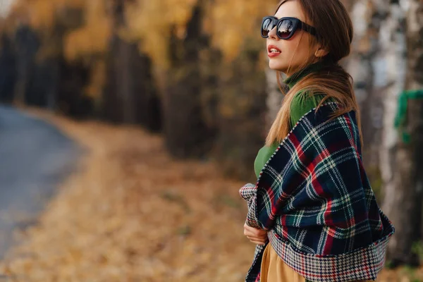 Rahat Şık Genç Kız Yürüyüş Güneş Gözlüğü Yalnız Sonbahar Renkli — Stok fotoğraf