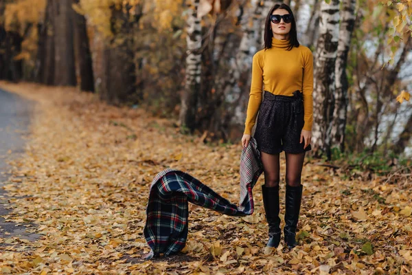 Accogliente Elegante Passeggiata Ragazza Parco Colorato Autunno Occhiali Sole Solo — Foto Stock