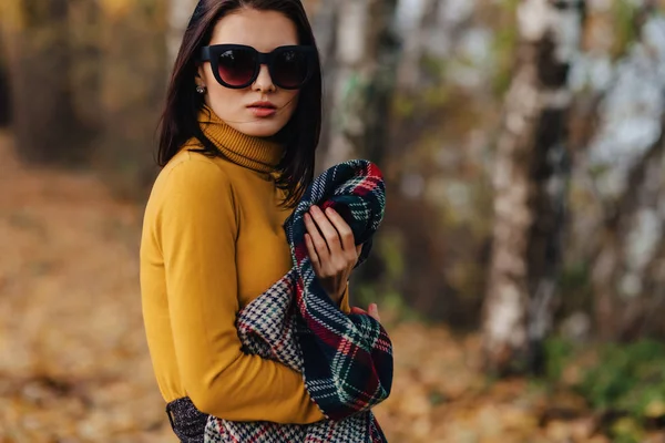 Rahat Şık Genç Kız Yürüyüş Güneş Gözlüğü Yalnız Sonbahar Renkli — Stok fotoğraf