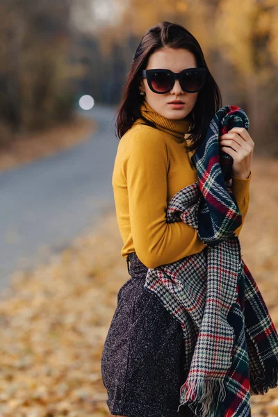 Gemütlich Stylisches Junges Mädchen Spaziert Allein Mit Sonnenbrille Durch Den — Stockfoto