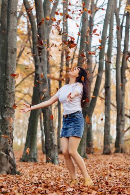 Genç güzel kız sonbahar park