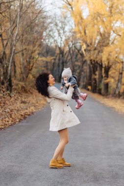 şık kadın anne oyun sonbahar park road, küçük kızı ile