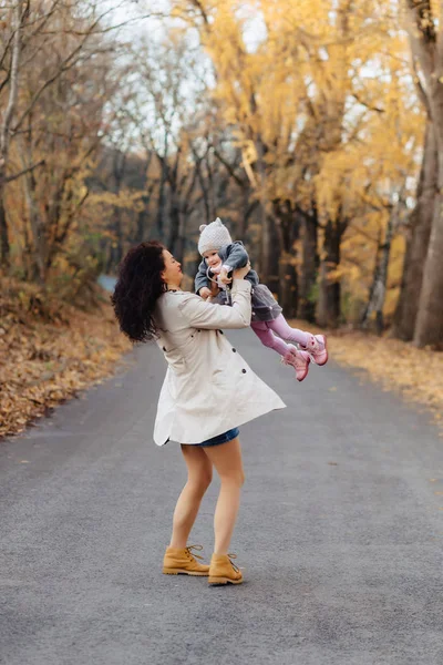 Mujer Joven Elegante Mamá Jugar Con Hija Pequeña Otoño Camino — Foto de Stock