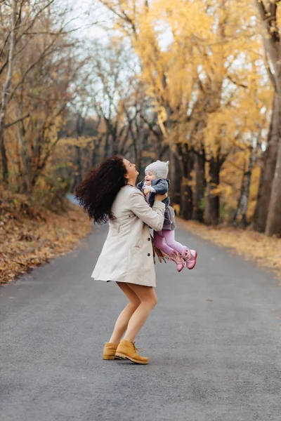 Mujer Joven Elegante Mamá Jugar Con Hija Pequeña Otoño Camino — Foto de Stock