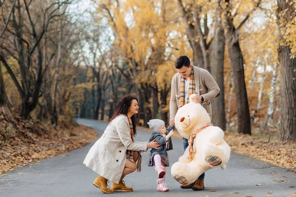 Joven Elegante Familia Con Pequeña Hija Otoño Parque Camino Presente — Foto de Stock