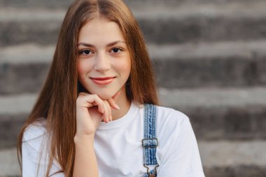 merdivenlerde oturan genç güzel kız portresi closup