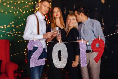 2019 numaraları yeni yıl partisi, Noel ağacı evde