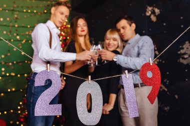 2019 numaraları yeni yıl partisi, Noel ağacı evde