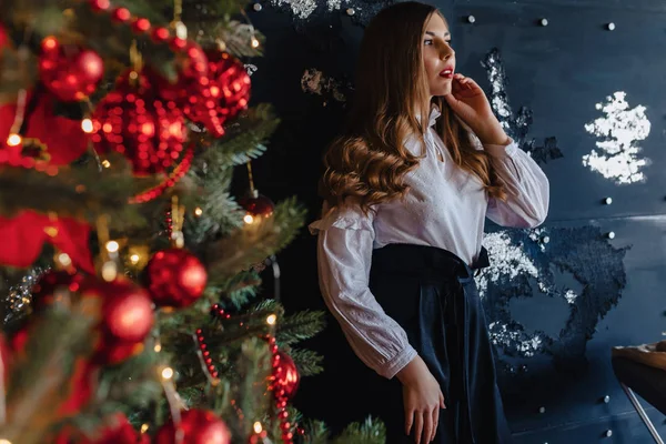 Ελκυστική Κοπέλα Γιορτινά Ρούχα Στο Φόντο Του Ένα Χριστουγεννιάτικο Δέντρο — Φωτογραφία Αρχείου