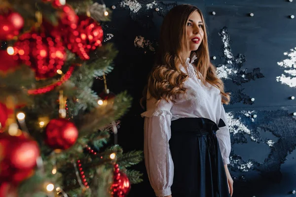 Joven Chica Atractiva Ropa Festiva Fondo Árbol Navidad Tema Del — Foto de Stock