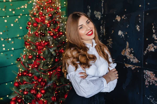 Joven Chica Atractiva Ropa Festiva Fondo Árbol Navidad Tema Del — Foto de Stock