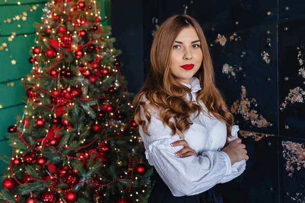 Jovem Menina Atraente Roupas Festivas Fundo Uma Árvore Natal Tema — Fotografia de Stock