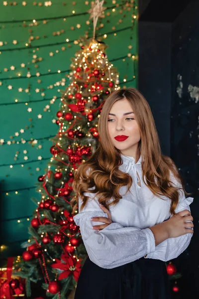 Jovem Menina Atraente Roupas Festivas Fundo Uma Árvore Natal Tema — Fotografia de Stock