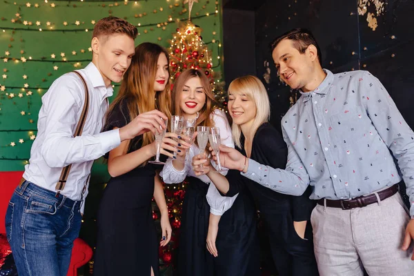 Большая Компания Встречает Новый Год Бокалами Шампанского Дома — стоковое фото