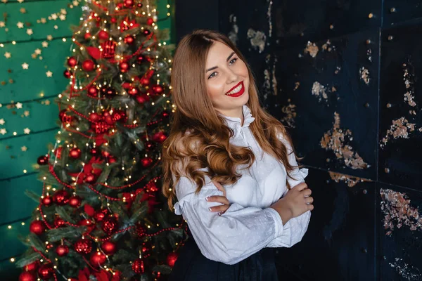 Jovem Menina Atraente Roupas Festivas Fundo Uma Árvore Natal Tema — Fotografia de Stock