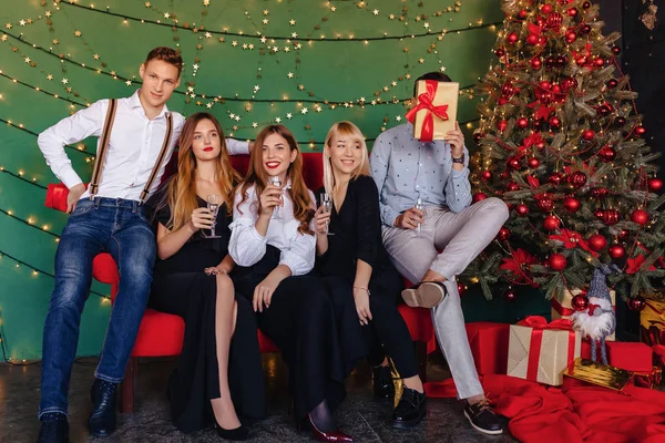 büyük şirket bardak şampanya evde ile yeni yıl kutluyor