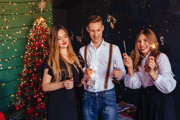 Şirket eğlenceli Bengal ışıkları ile yeni yıl kutluyor