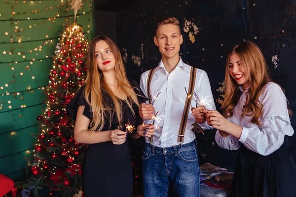 Şirket eğlenceli Bengal ışıkları ile yeni yıl kutluyor