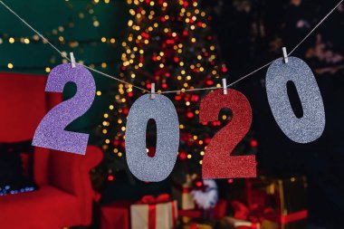 2020 numaraları yeni yıl partisi, Noel ağacı evde