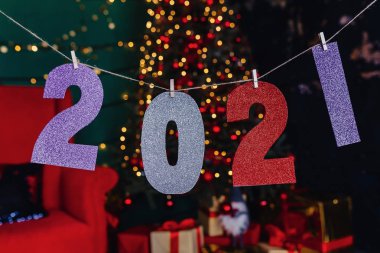 2021 numaraları yeni yıl partisi, Noel ağacı evde