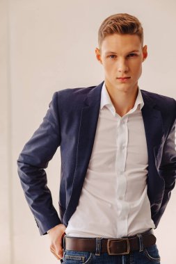 closup portre şık genç ceketli çocuk bir kostüm anıtsal bir yüzü aydınlık iç, moda, iş aksan ile