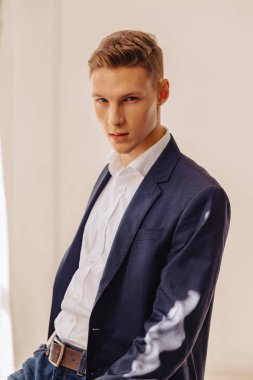 closup portre şık genç ceketli çocuk bir kostüm anıtsal bir yüzü aydınlık iç, moda, iş aksan ile