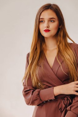 closup portre çekici şık genç kız ışık iç büyük penceresinde yakınındaki