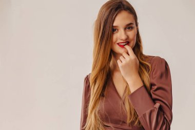 closup portre çekici şık genç kız ışık iç büyük penceresinde yakınındaki