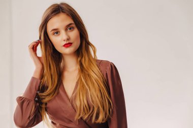 closup portre çekici şık genç kız ışık iç büyük penceresinde yakınındaki