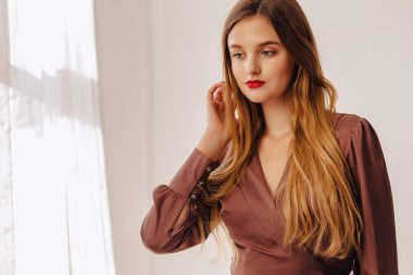 closup portre çekici şık genç kız ışık iç büyük penceresinde yakınındaki