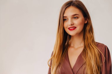 closup portre çekici şık genç kız ışık iç büyük penceresinde yakınındaki