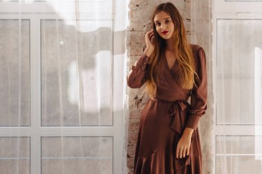 hafif iç büyük penceresinde yakınındaki çekici şık genç kız